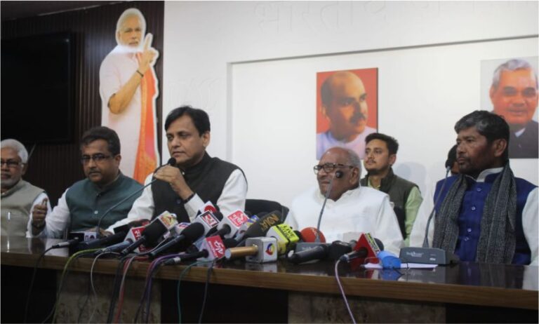 बिहार: एनडीए में सीटों का बंटवारा, गिरिराज-शाहनवाज का पत्ता साफ