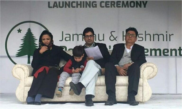 आईएएस टॉपर ने की राजनीति में एंट्री, इस दल से उतरेंगे चुनाव के मैदान में