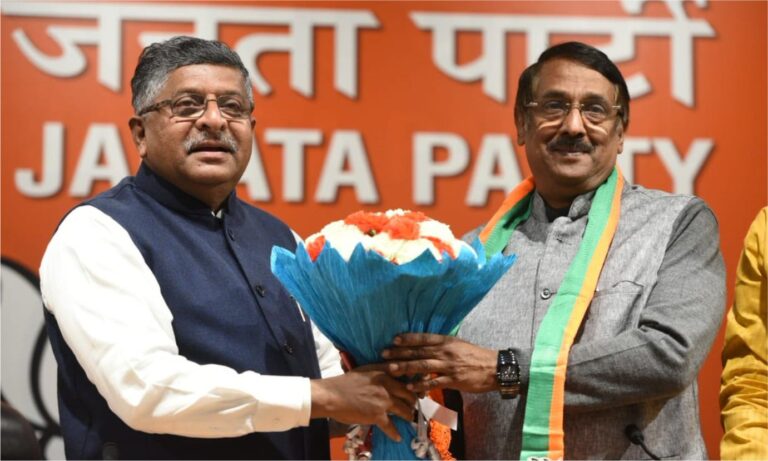 कांग्रेस को झटका, सोनिया के करीबी वडक्कन ने थामा भाजपा का दामन