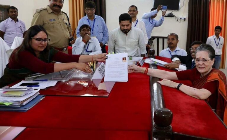 नामांकन दाखिल करने के बाद बोलीं सोनिया- मोदी जी 2004 मत भूलिए