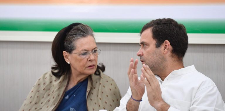 कांग्रेस के दिग्गज नेता राहुल गांधी को अध्यक्ष पद क्यों नहीं छोड़ने दे रहे?