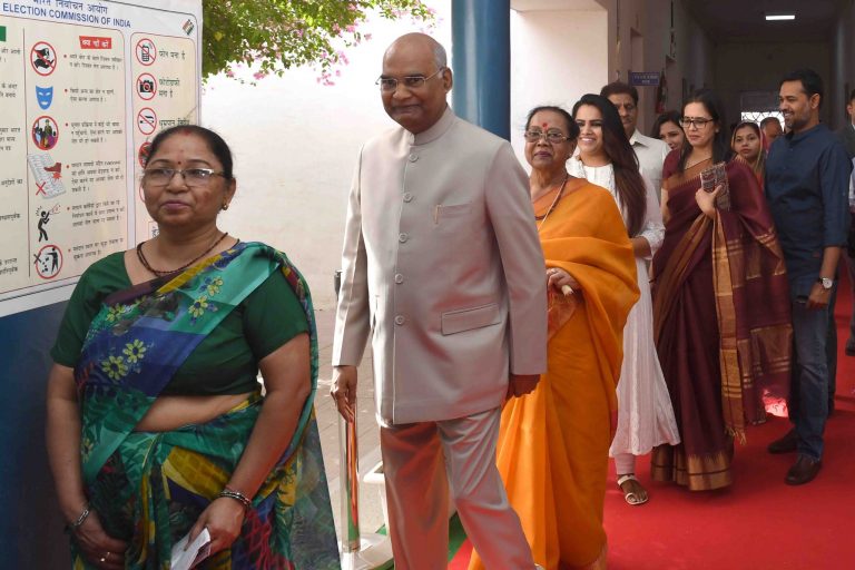 छठे चरण में 63 फीसदी मतदान, पश्चिम बंगाल ने फिर मारी बाजी