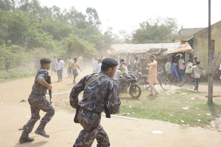 पश्चिम बंगाल में वोटिंग के दौरान हिंसा, बीजेपी उम्मीदवार की कार तोड़ी