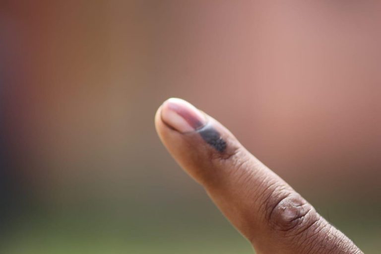 बीजेपी पर यूपी में वोटर्स की उंगलियों पर जबरन स्याही लगाने का आरोप