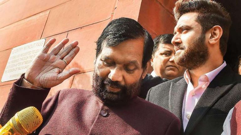 राजनीति के ‘मौसम विज्ञानी’ इस बार दो मोर्चों पर गच्चा खाते हुए क्यों दिख रहे हैं?