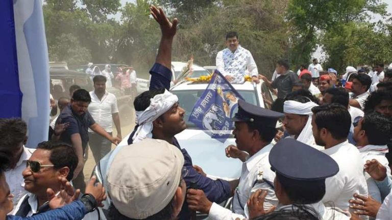 मोदी लहर में बिना प्रचार किए चुनाव जीता बलात्कार का आरोपी उम्मीदवार