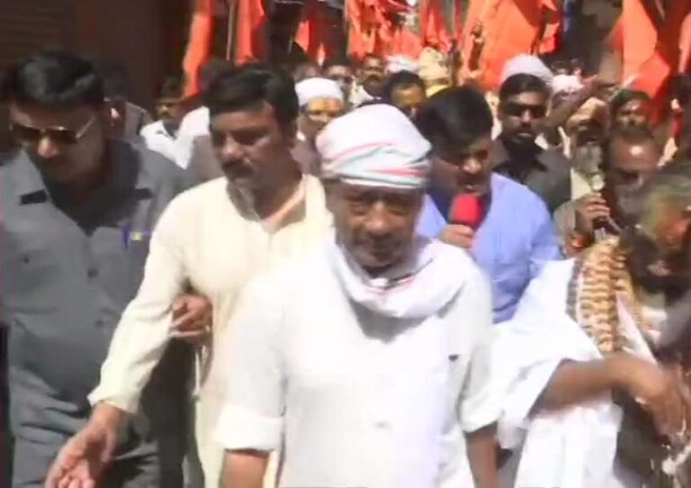 भोपाल में भगवा बनाम भगवा, केसरिया रंग में रंगा दिग्विजय का रोड शो