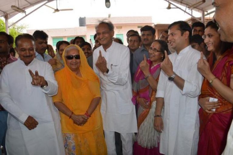 क्या गहलोत को बेटे वैभव की जिद पूरी करने का खामियाजा भुगतना पड़ रहा है?