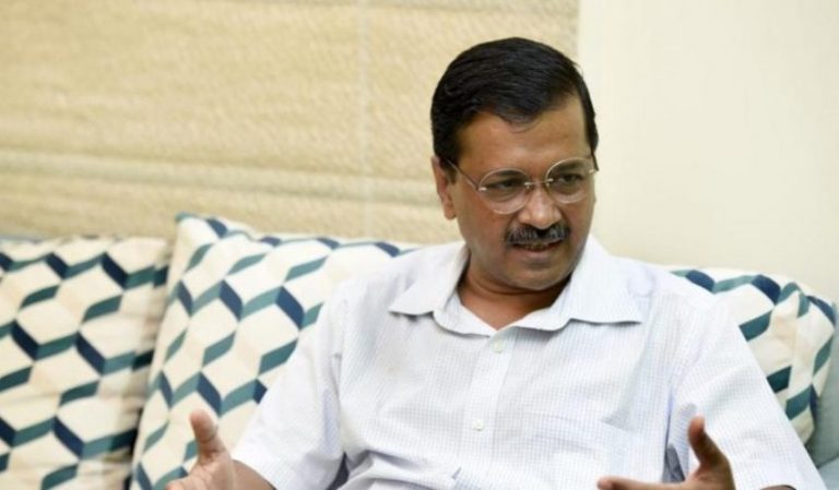 अरविंद केजरीवाल कर रहे थे फ्री यात्रा का बखान, महिलाओं ने विरोध में पकड़ा शर्ट