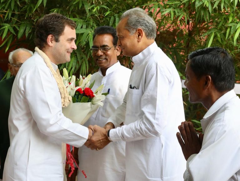 आखिर अशोक गहलोत के खिलाफ कौन करा रहा है मीडिया में खबरें प्लांट