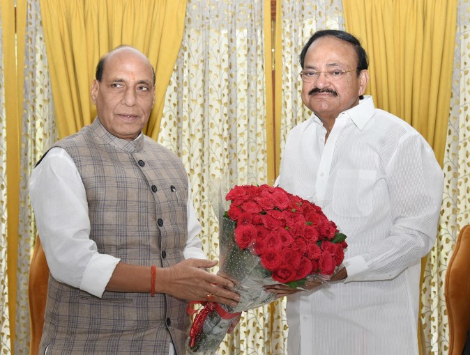 उपराष्ट्रपति से मिले राजनाथ सिंह, आंध्रप्रदेश में परियोजनाओं को तेजी लाने पर बातचीत