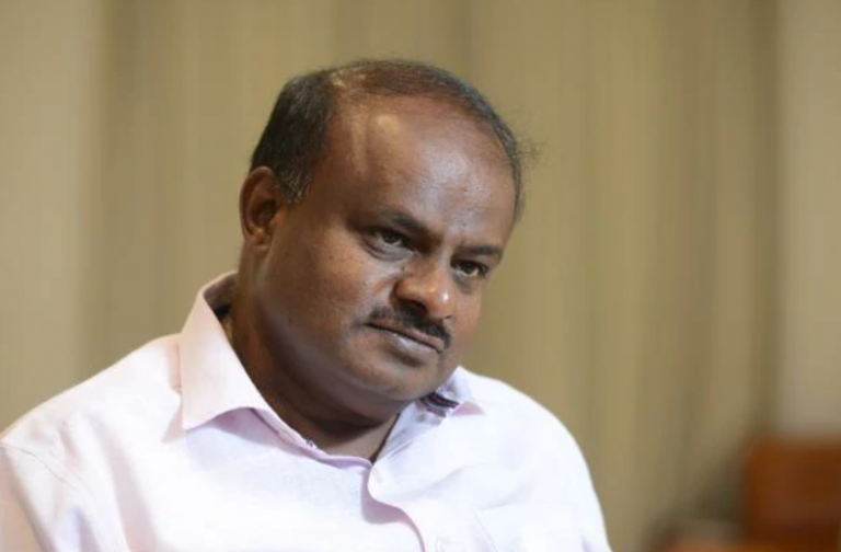 ‘कर्नाटक सीएम को आराम से छुट्ट‍ियां भी मनाने नहीं दे रहे मोदी और शाह’