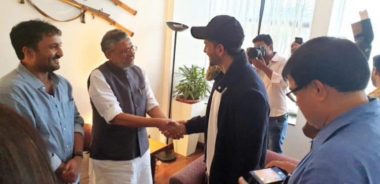 ‘भयावह बाढ़ के चलते लोग त्राहिमाम कर रहे हैं और मंत्रीजी फिल्म देख रहे हैं’