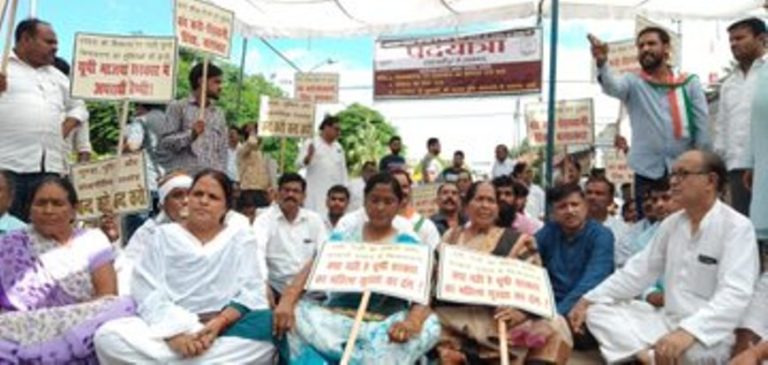 ‘उत्तर प्रदेश सरकार एक घबराई हुई सरकार है’