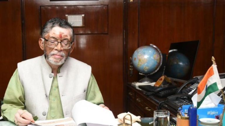 ‘संसद में सोने वाले माननीय मंत्रीजी युवाओं को अयोग्य बता रहे हैं’