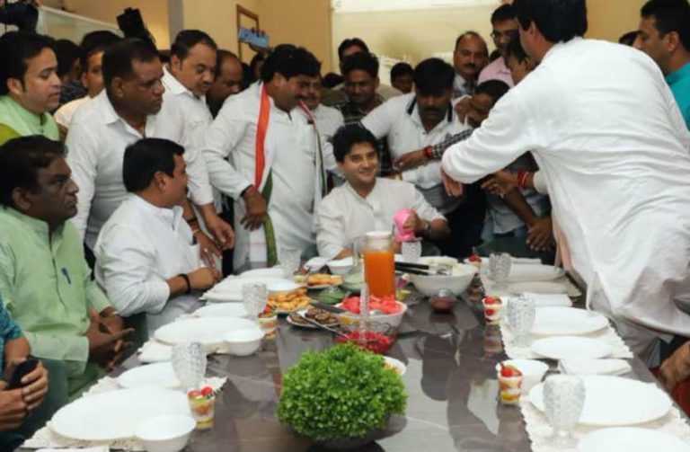 सिंधिया ने इंदौर में दिखाया राजनीतिक कौशल, कार्यकर्ताओं में दिखा जबरदस्त क्रेज