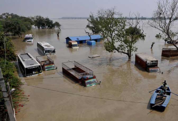 बिहार और कर्नाटक में आई बाढ़ के बाद अब राजनीति शुरू