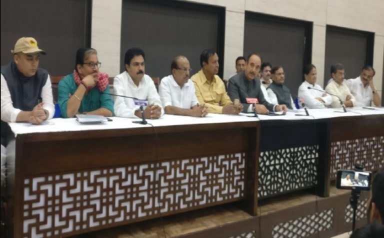 केंद्र की मोदी सरकार की नीतियों का विरोध करने में विपक्ष से आगे निकली देश की जनता