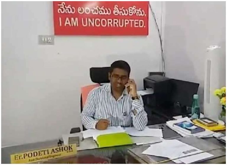 वीडियो खबर: इस अधिकारी के पास है ईमानदारी का ‘नोटिस बोर्ड’