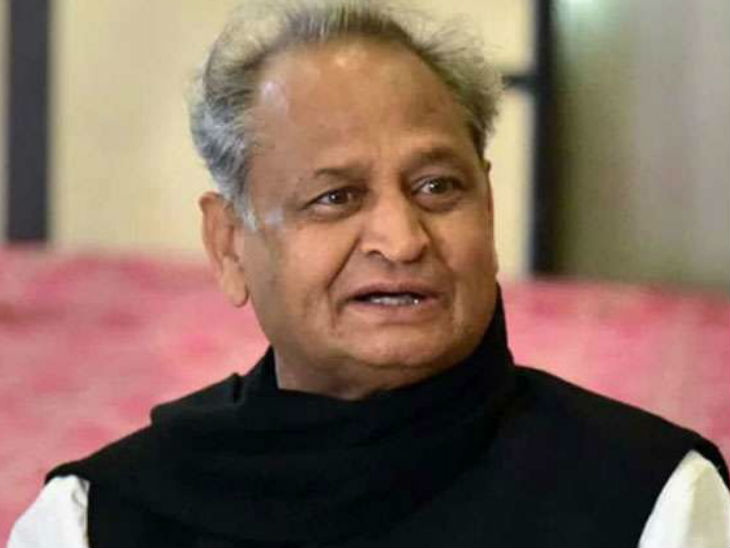 गहलोत की प्यार भरी चेतावनी बनी चर्चा का विषय, सुधीजनों ने कहा “ऐसा नहीं होता सरकार..! यह लोकतंत्र है राजतंत्र नहीं”