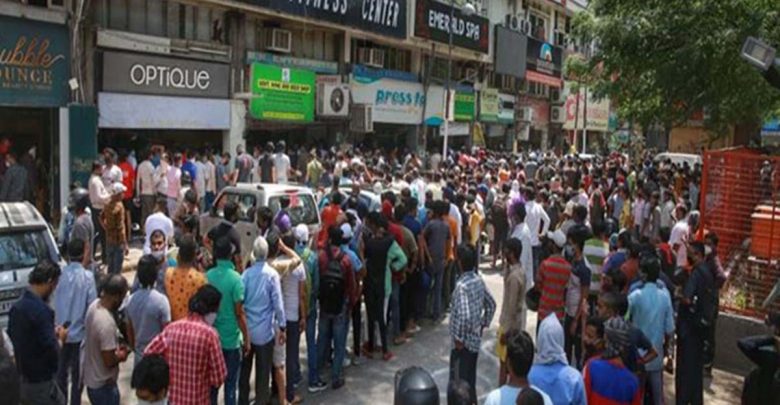 दिल्ली में शराब की दुकानों के बाहर लगी लंबी लाइन 01