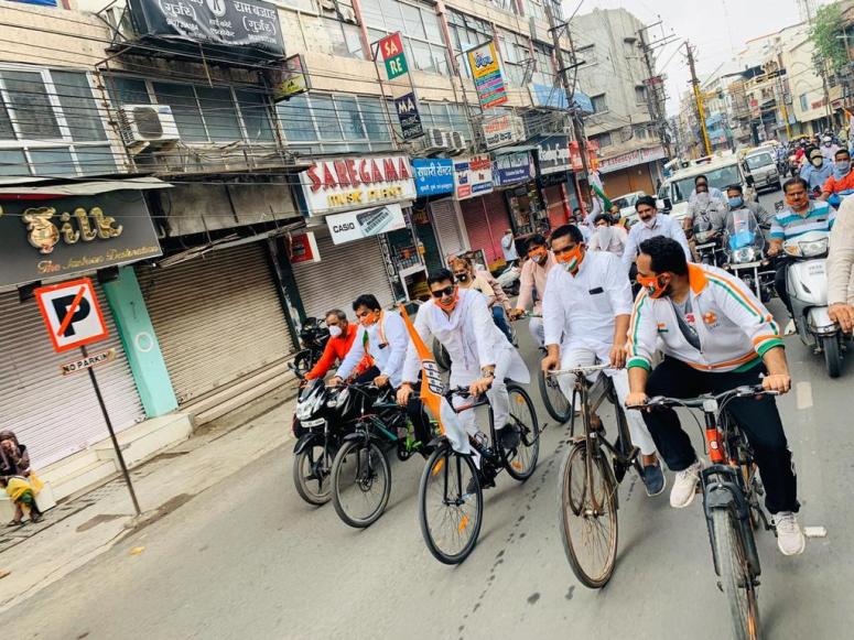 पेट्रोल-डीज़ल की बढ़ी कीमतों को लेकर जीतू पटवारी और कांग्रेस का प्रदर्शन