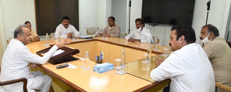 कांग्रेस विधायकों ने की सीएम गहलोत से मुलाकात