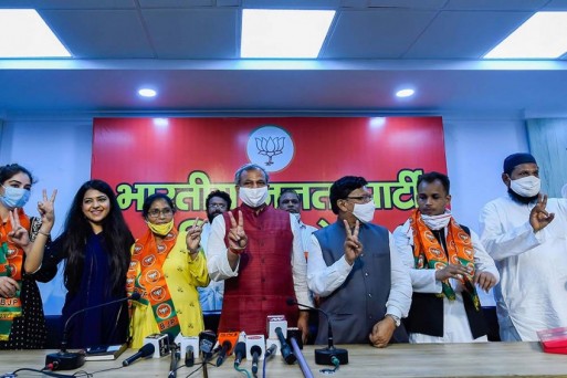 रंग बदलती राजनीति