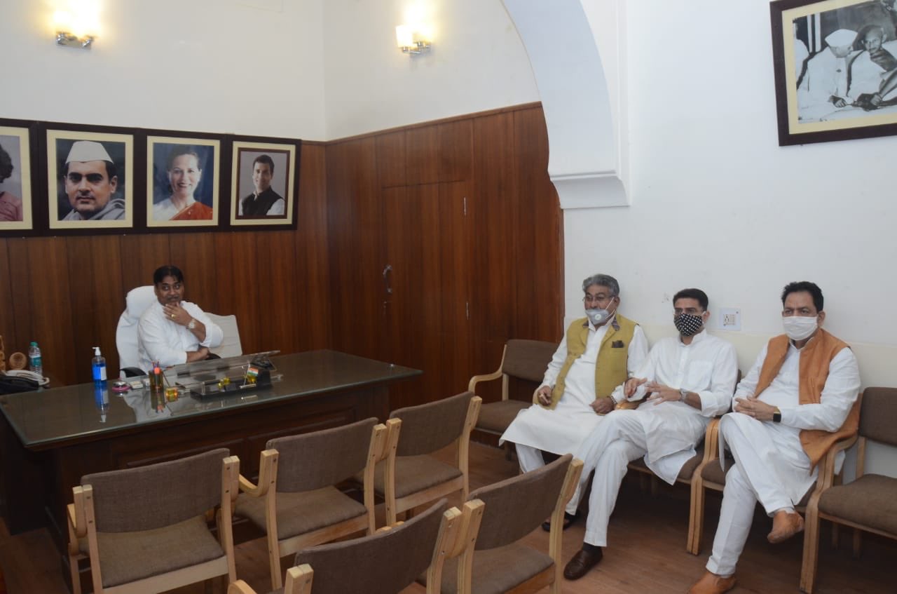 पीसीसी पहुंचे सचिन पायलट