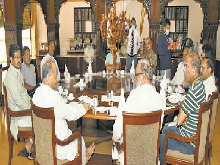 क्या विधायकों के रक्षा सूत्र से बचेगी गहलोत की सियासत?