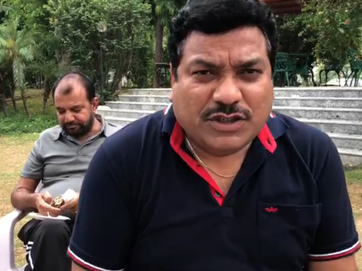 ‘पायलट खेमा विधानसभा सत्र में आएगा ही, यह अभी तय नहीं’ – पायलट खेमे के विधायक वेदप्रकाश सोलंकी ने फिर किया वीडियो जारी, सोलंकी ने अशोक गहलोत और पायलट की बजाय किसी तीसरे नेता को मुख्यमंत्री बनाने का प्रस्ताव आलाकमान को देने सम्बन्धी खबरों को बताया निराधार, कहा- ‘मीडिया में आ रहीं हैं गलत और निराधार खबरें, हमारी आलाकमान से नहीं हुई है किसी तरह की कोई बात,’ वहीं विधानसभा सत्र में पायलट खेमे के आने की खबरों को भी बताया गलत, कहा- ‘अभी ऐसा कुछ हमने नहीं किया है तय, 12 तारीख को पायलट साहब सभी विधायकों के साथ करेंगे चर्चा, उसके बाद ही लिया जाएगा इस बात का फैसला की हम विधानसभा सत्र में आएंगे या नहीं’