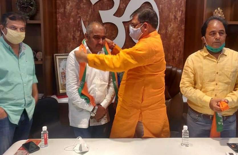 2 6 6348460 835x547 M 6471529 835x547 M