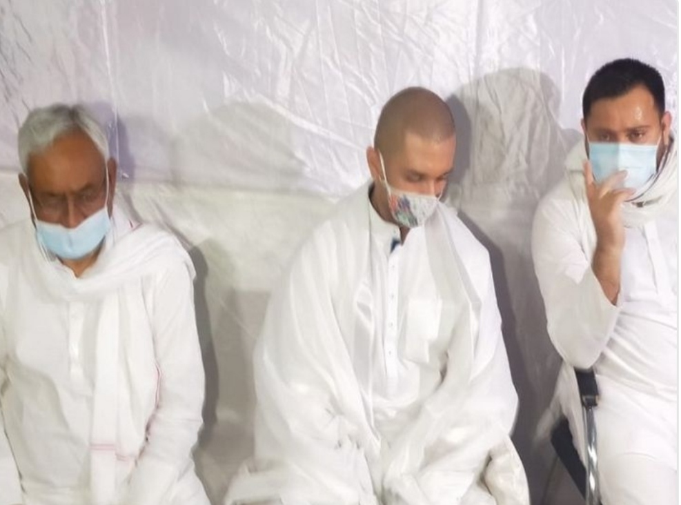 नीतीश और तेजस्वी पहुंचे एलजेपी कार्यालय