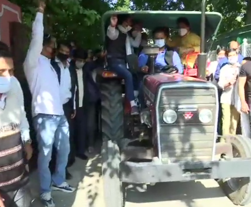 Pratap Singh khachariyawas Driving Tractor during Bharat Band