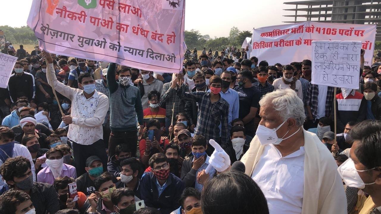 MP Kirodi Lal Meena took to the streets for the interest of the youth, to cancel the JEN paper