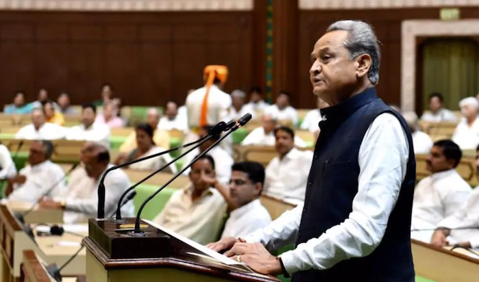 बजट पेश करते हुए सीएम गहलोत (फाइल फोटो)