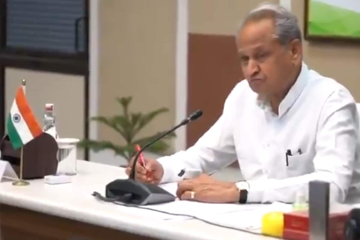 लोगों को मनरेगा के तहत रोजगार से जोड़कर राहत करें प्रदान- गहलोत