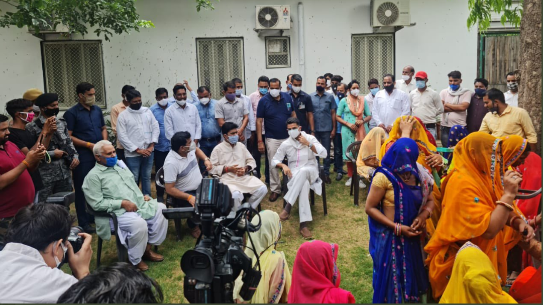 पायलट के घर समर्थकों का तांता