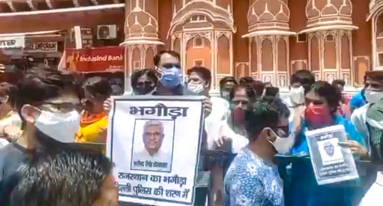 फोन टेपिंग मामले में गर्माई सियासत, गजेंद्र सिंह शेखावत के खिलाफ कांग्रेस का प्रदर्शन