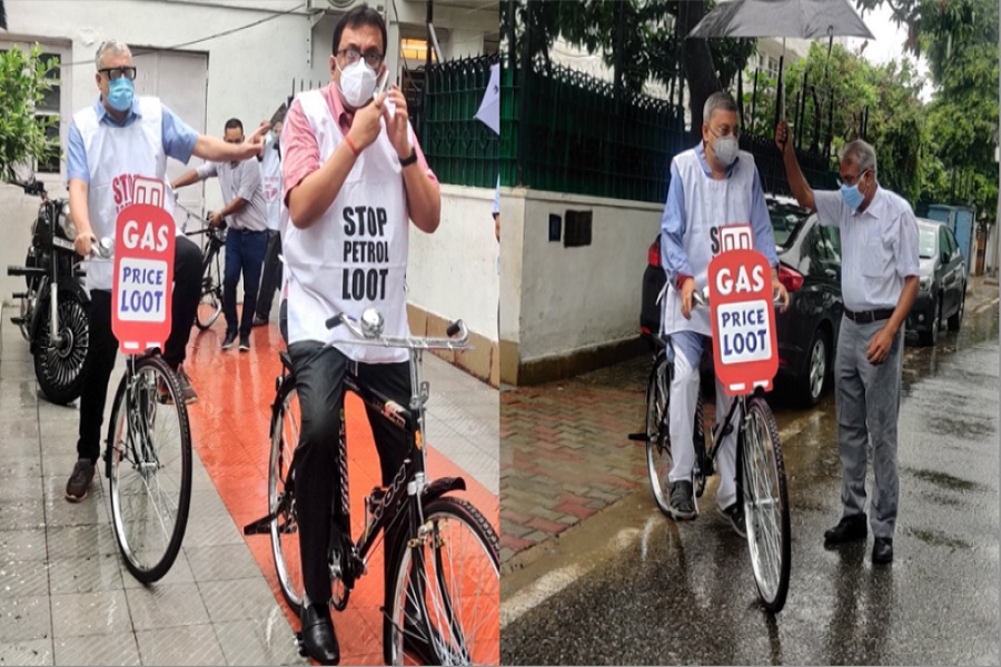 साइकिल से संसद पहुंचे TMC सांसद