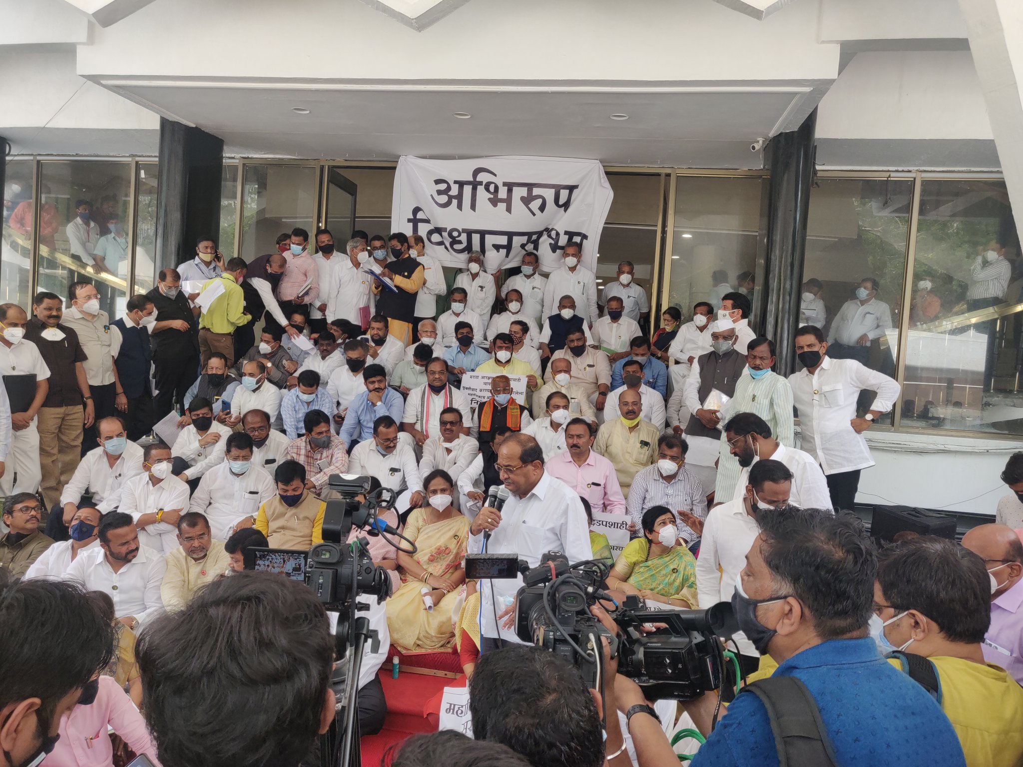 BJP's unique demonstration against the suspension of 12 MLAs, 'Shadow Sadan' built on the steps of the assembly