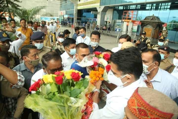 जौली ग्रांट एयरपोर्ट पर पायलट का जोरदार स्वागत