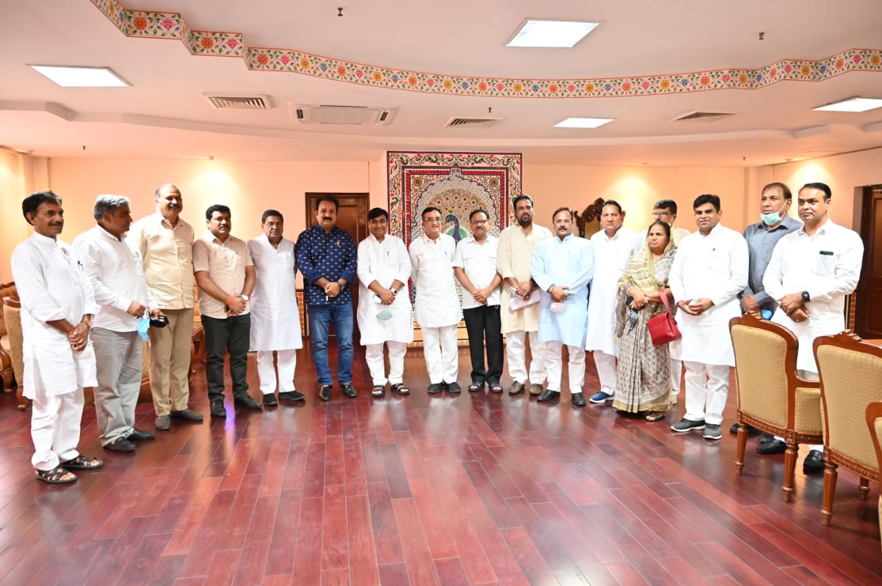 करीब 17 घंटे चली माकन की विधायकों से रायशुमारी