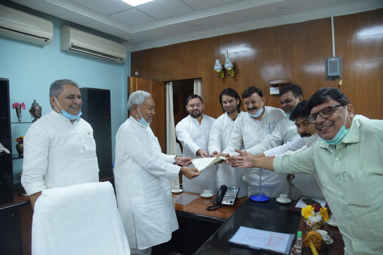 दिल्ली में लालू-बिहार में तेजस्वी 'एक्टिव'(TWITTER@ TEJASVI)