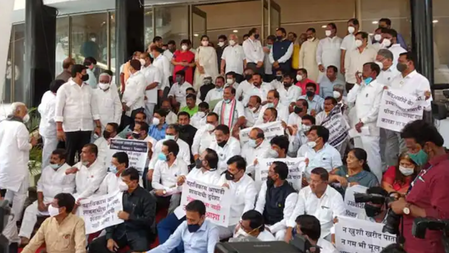 महाराष्ट्र विधानसभा में महा हंगामा, स्पीकर से गाली गलौज के आरोप में 12 BJP विधायक सस्पेंड