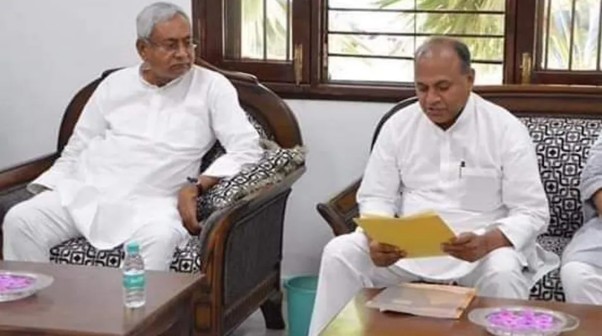 मोदी कैबिनेट में इस्पात मंत्री बने आरसीपी सिंह को नीतीश बाबू से नहीं मिली बधाई!(File Photo)