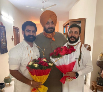 आज सभी निगाहें चंडीगढ़ पर, कैप्टन अमरिंदर सिंह और सिद्धू की हो सकती है मुलाकात: लंबी खींचतान के बाद नवजोत सिंह सिद्धू को बनाया गया पंजाब कांग्रेस का प्रदेश अध्यक्ष, आज ही पदभार संभाल सकते हैं सिद्धू, पटियाला से चंडीगढ़ के लिए रवाना हुआ सिद्धू का काफिला, विधायक राजा वड़िंग और कुलबीर जीरा हैं सिद्धू के साथ, सिद्धू सबसे पहले मुख्यमंत्री कैप्टन अमरिंदर सिंह के साथ करेंगे मुलाकात, चंडीगढ़ में होने वाली इस मुलाकात पर सभी की नजरें, मुख्यमंत्री कैप्टन अमरिंदर सिंह ने सोनिया गांधी को पत्र भेजकर सिद्धू को प्रदेशाध्यक्ष बनाने के फैसले का जताया था विरोध, रविवार को दिल्ली में सांसदों ने बैठक कर इस मामले में सोनिया गांधी से मुलाकात का मांगा था समय, लेकिन हाईकमान ने आधिकारिक ऐलान कर सांसदो की तैयारी पर फेर दिया पानी, सिद्धू के साथ 4 कार्यकारी प्रधान संगत सिंह गिलजियां, सुखविंदर सिंह डैनी, पवन गोयल और कुलजीत सिंह नागरा भी हैं शामिल, कांग्रेस पार्टी ने की निवर्तमान अध्यक्ष सुनील जाखड के योगदान की सराहना