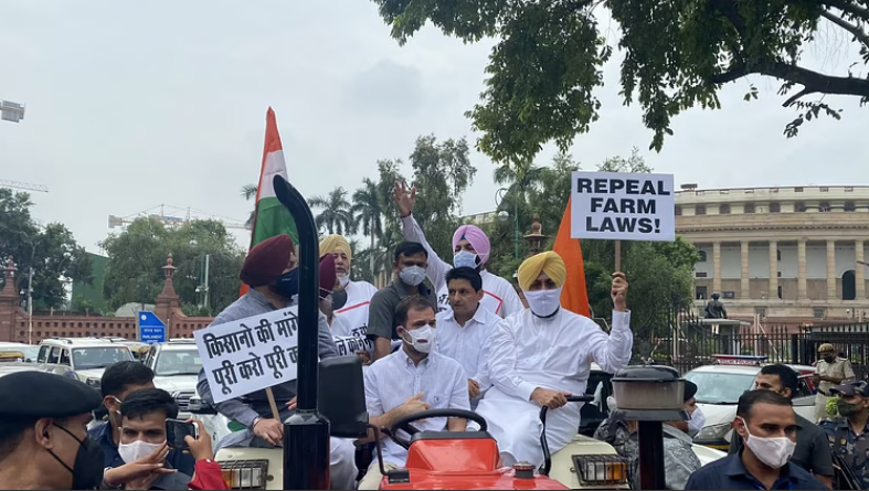 सुरजेवाला-बीबी श्रीनिवास लिए गए हिरासत में