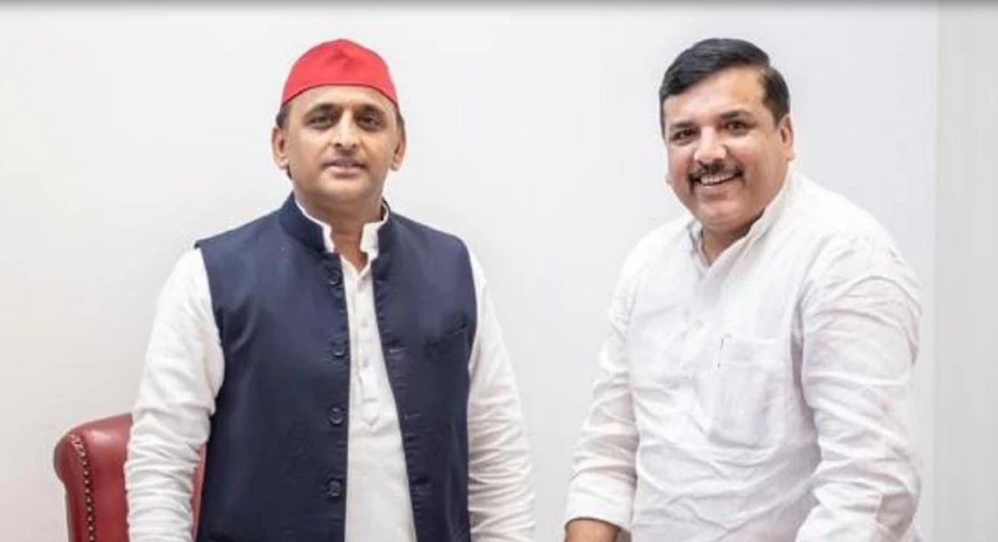 अखिलेश की संजय सिंह से 'सियासी शिष्टाचार' मुलाकात (File Photo)