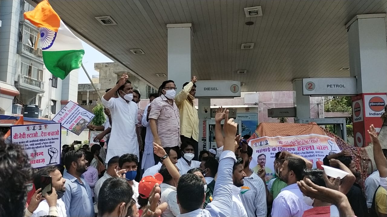 ऊंट, बैल और गधा गाड़ी के साथ कांग्रेस का प्रदर्शन